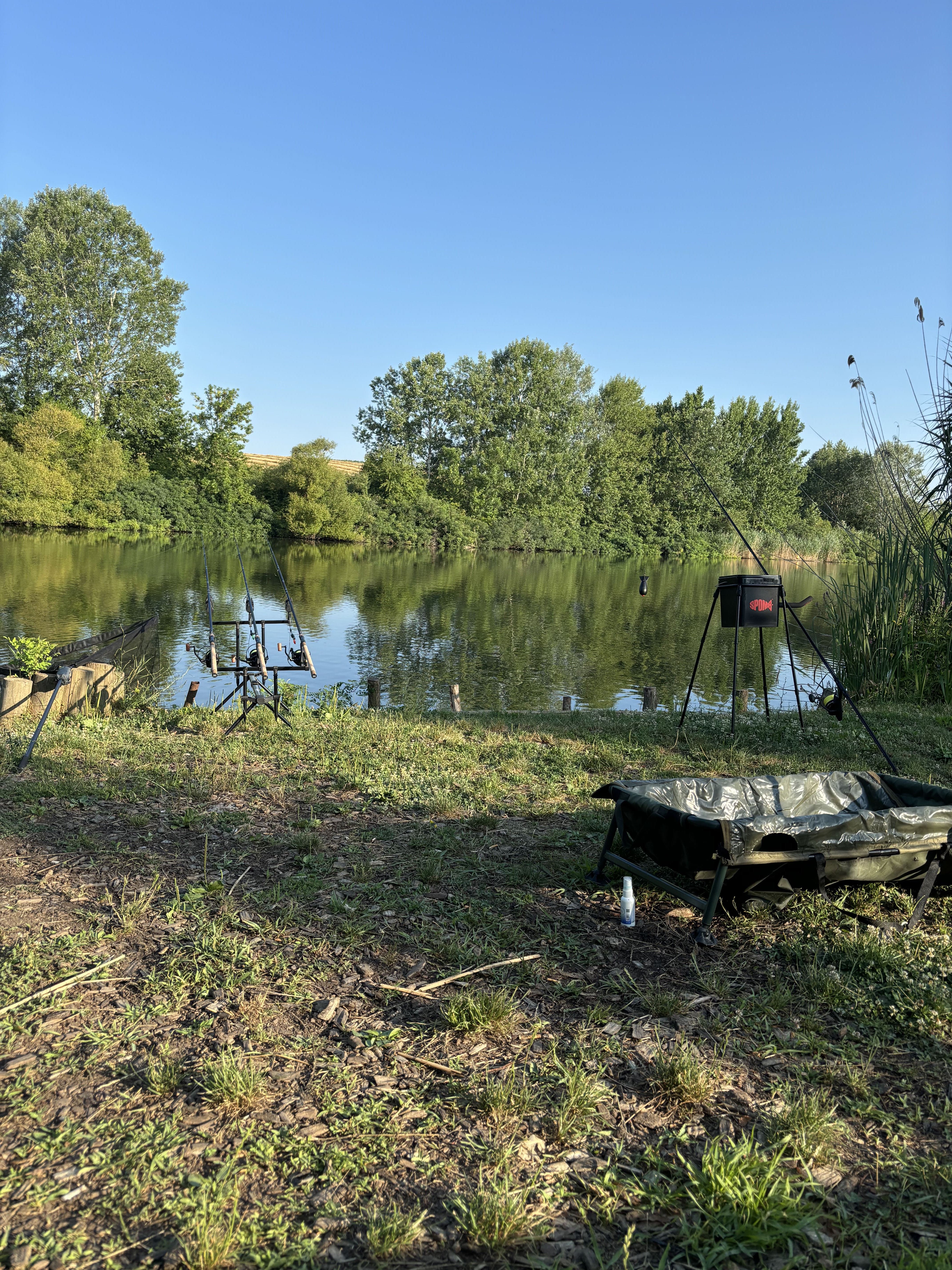 carp-gear-on-the-bank